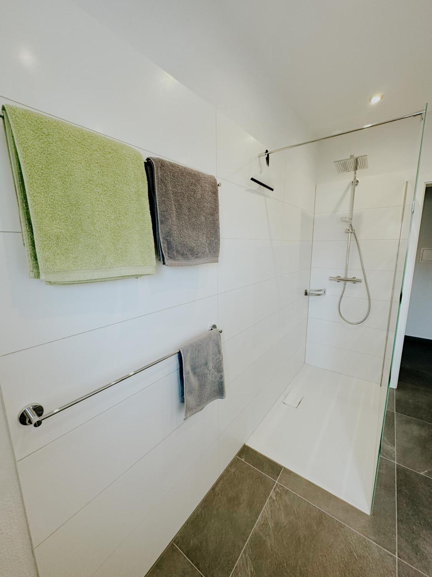 Apartment 100 Qm Im Weindorf - Balkon/Garage Aspisheim Exteriör bild