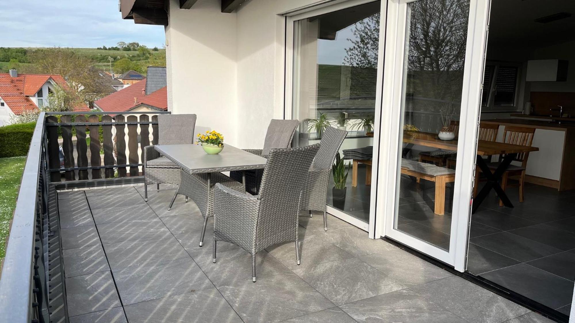 Apartment 100 Qm Im Weindorf - Balkon/Garage Aspisheim Exteriör bild